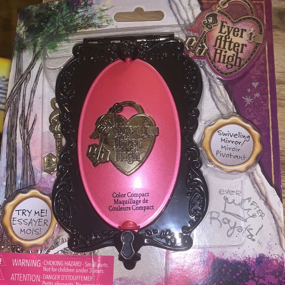 Ever After High Rebel Color Compact with Swivel Mirror - Picture 2 of 5